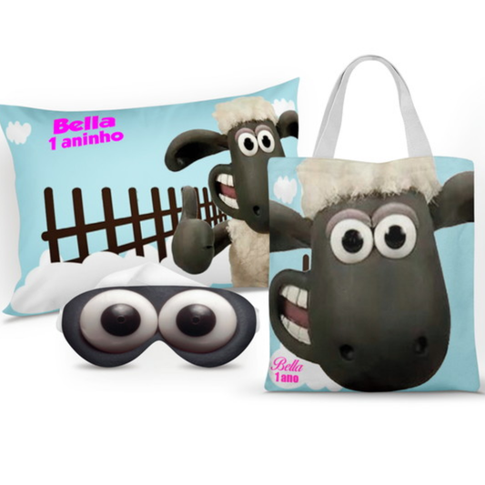 Kit Ovelha Shaun personalizado: almofada 20x30 cm, ecobag 25x32 cm e máscara de dormir, estampa azul.