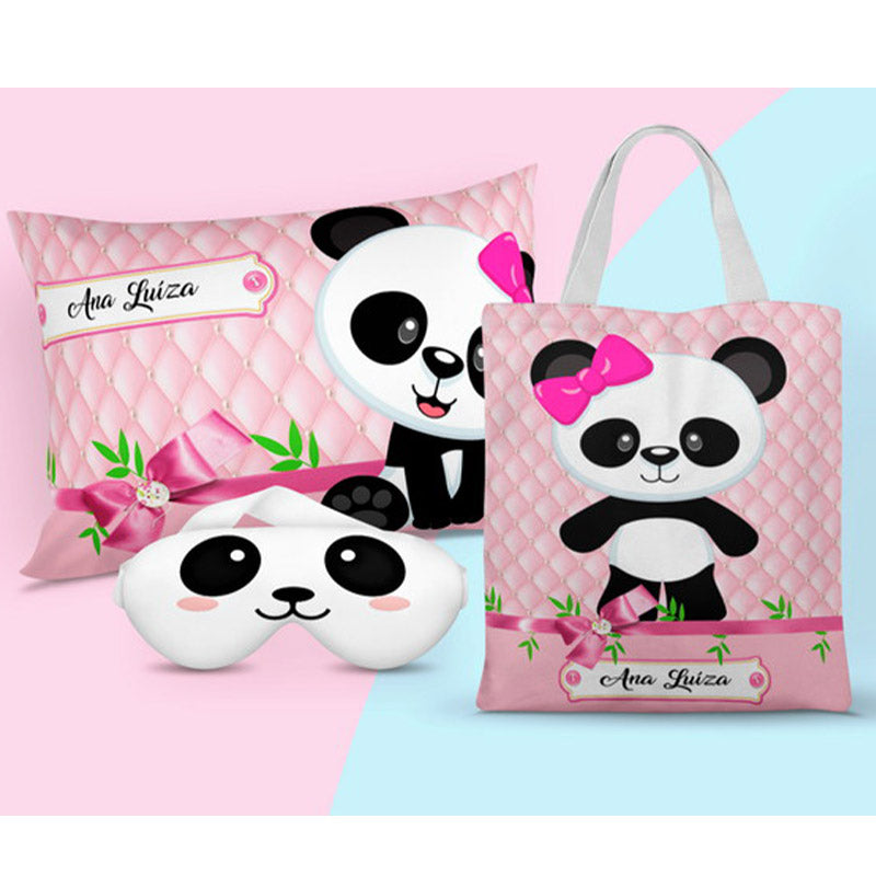 Kit Panda personalizado: almofada 20x30 cm, ecobag 25x32 cm e máscara de dormir, estampa rosa e azul.