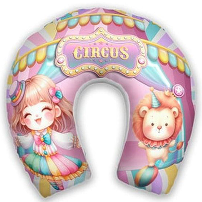 Almofada de pescoço infantil Circo: leão, personagem de circo e cortinas em tons pastel.