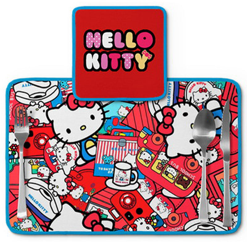 Jogo americano Hello Kitty, vermelho com desenhos, com porta-prato e porta-copo.