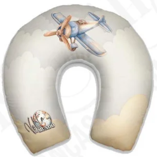 Almofada de pescoço infantil Urso Aviador: urso aviador, avião e nuvens sobre fundo bege claro.