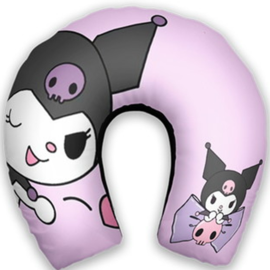 Almofada de pescoço infantil Kuromi: personagem Kuromi em destaque sobre fundo lilás.