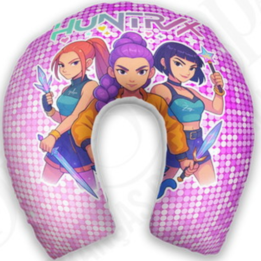 Almofada de pescoço infantil K-pop Huntrix: trio de personagens sobre fundo xadrez rosa e branco.