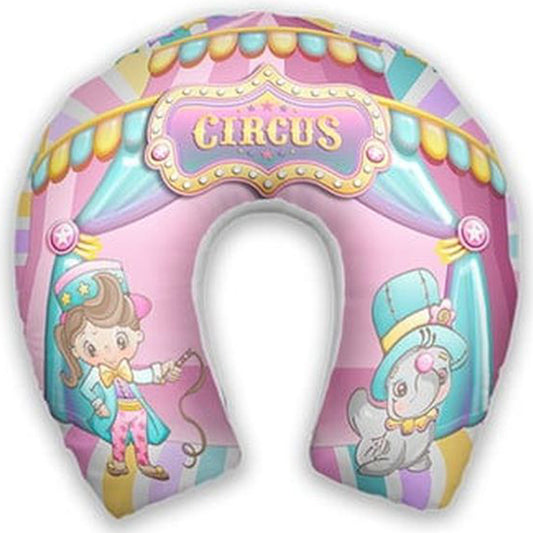 Almofada de pescoço infantil Circo: personagens de circo, cortinas rosas e lettering Circus.
