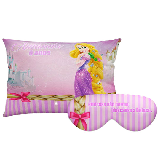 Kit Rapunzel personalizado: almofada retangular e máscara de dormir, estampa rosa e castelo.