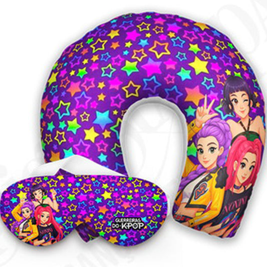 Kit infantil Guerreiras K-Pop: almofada de pescoço e máscara de dormir personalizadas, estampa estrelas.
