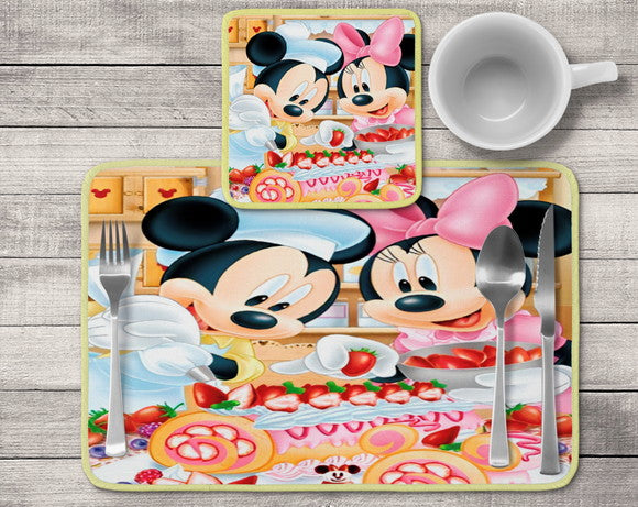 Jogo americano Mickey e Minnie, confeitaria colorida, com porta-prato e porta-copo.