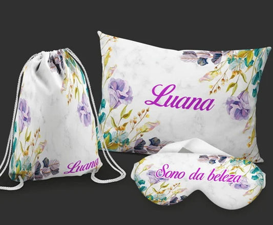 Kit Floral, branco com flores lilás, com almofada, sacochila e máscara de dormir.