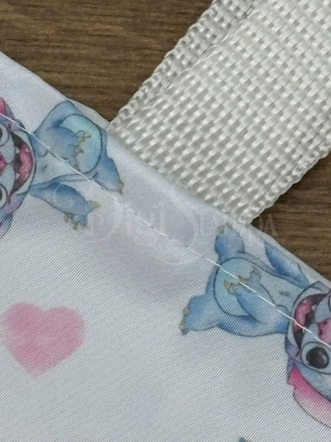 Detalhe de costura e alça branca em ecobag de referência com estampa Stitch.