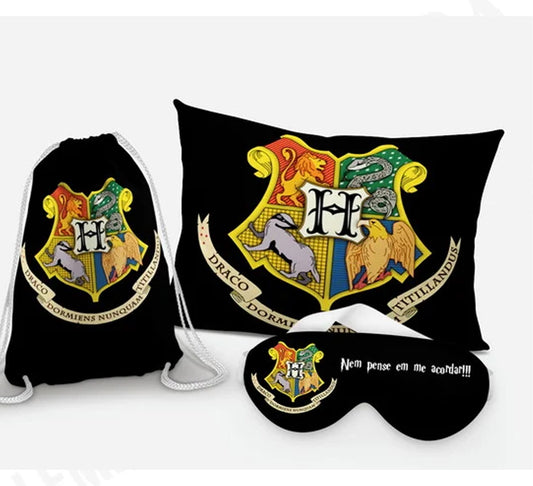 Kit Harry Potter, preto com brasão, com almofada, sacochila e máscara de dormir.
