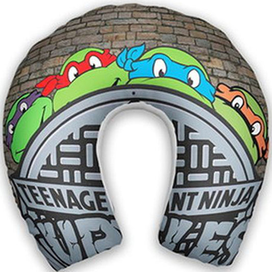 Almofada de pescoço infantil Tartarugas Ninja: personagens, parede de tijolos e lettering em áreas cinza e verde.
