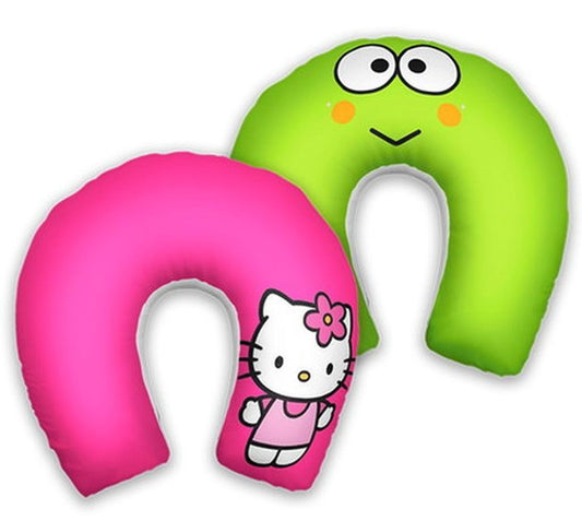 Almofada de pescoço infantil Hello Kitty: Hello Kitty em fundo rosa e Keroppi em fundo verde.