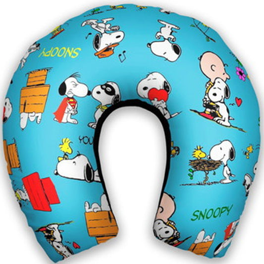 Almofada de pescoço infantil Snoopy: personagens e pequenos elementos repetidos sobre fundo azul.