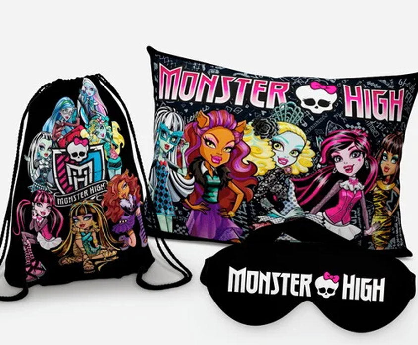 Kit Monster High, preto com personagens, com almofada, sacochila e máscara de dormir.