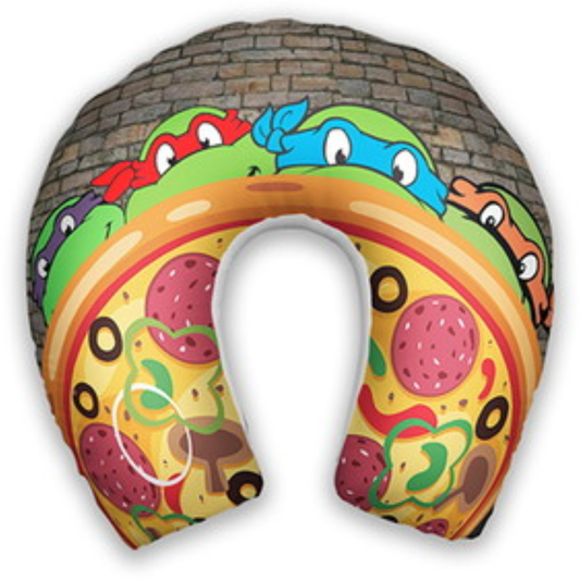 Almofada de pescoço infantil Tartarugas Ninja: personagens, pizza colorida e fundo com aparência de parede de tijolos.