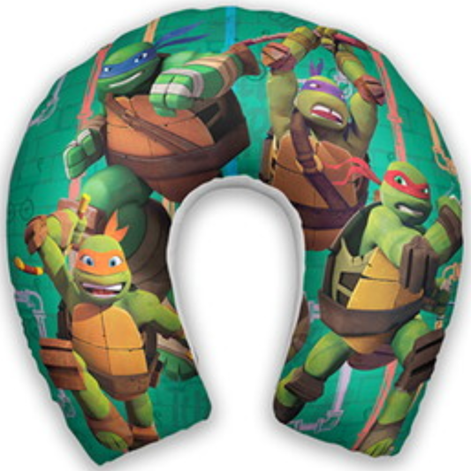Almofada de pescoço infantil Tartarugas Ninja: personagens em destaque sobre fundo verde.