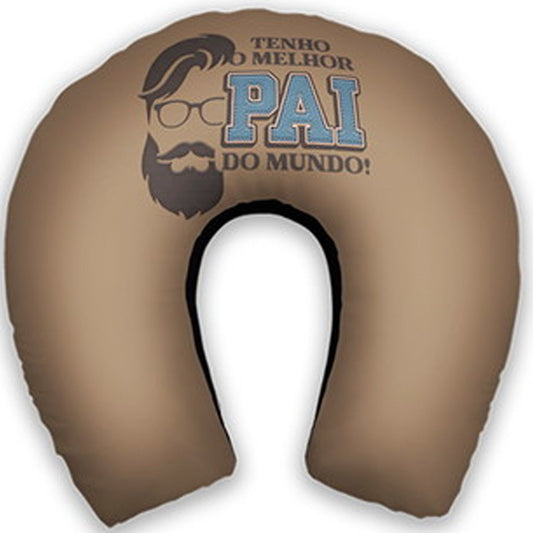 Almofada de pescoço adulto personalizada: fundo marrom, frase Tenho o Melhor Pai do Mundo e rosto ilustrado.