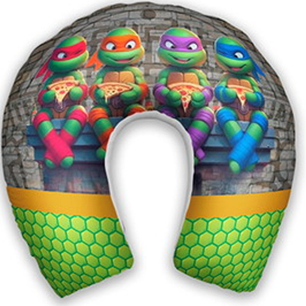 Almofada de pescoço infantil Tartarugas Ninja: personagens alinhados em destaque, tijolos e padrão verde.