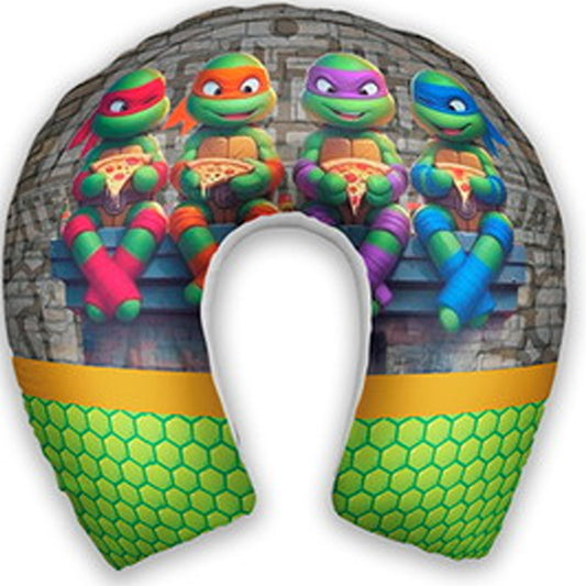 Almofada de pescoço infantil Tartarugas Ninja: personagens alinhados em destaque, tijolos e padrão verde.