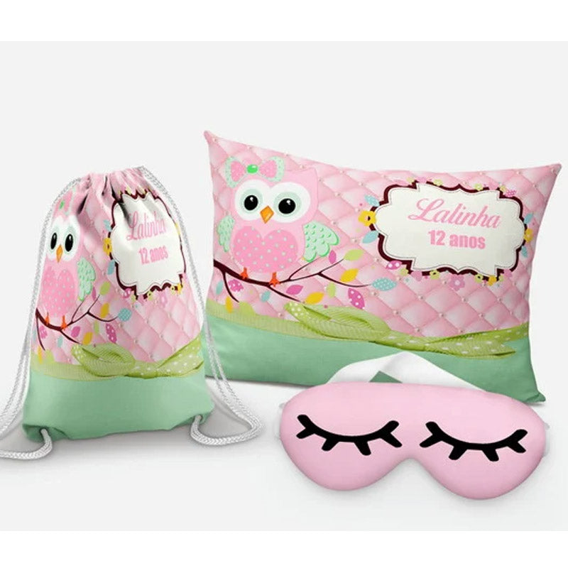 Kit Corujinha, rosa e verde com flores, com almofada, sacochila e máscara de dormir.