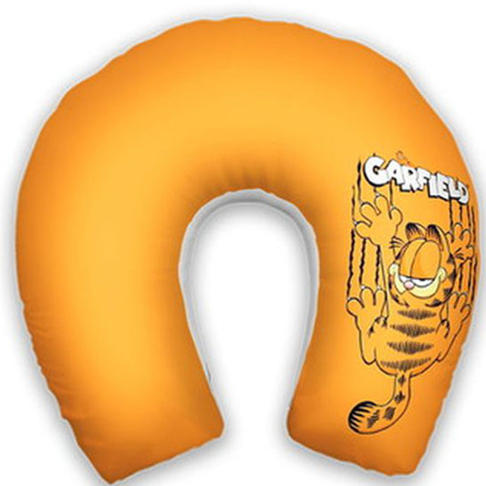 Almofada de pescoço infantil Garfield: ilustração do Garfield e lettering branco sobre fundo laranja.