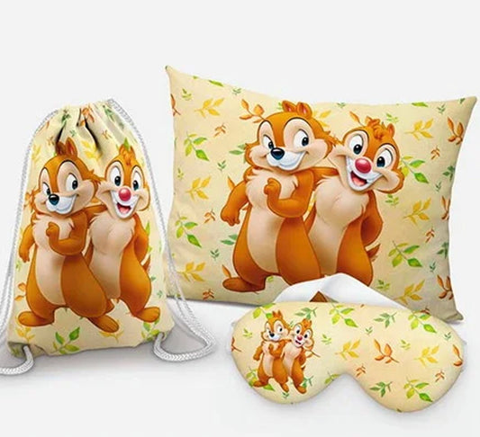 Kit Tico e Teco, amarelo com folhas, com almofada, sacochila e máscara de dormir.