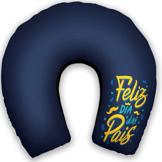 Almofada de pescoço adulto personalizada: fundo azul escuro e frase em amarelo.