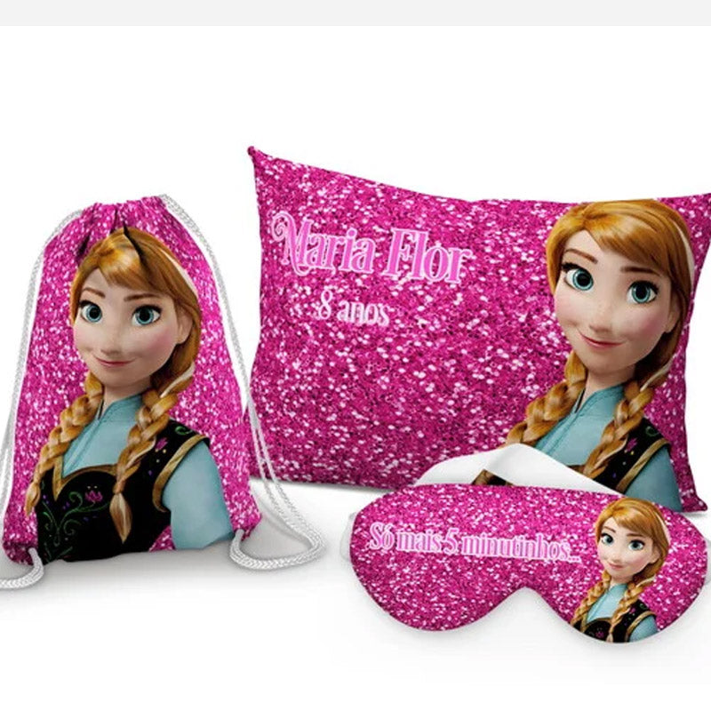 Kit Frozen Anna, rosa com estampa pontilhada, com almofada, sacochila e máscara de dormir.