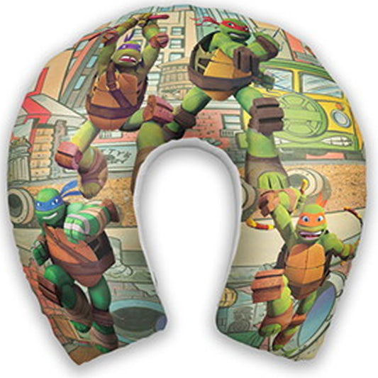 Almofada de pescoço infantil Tartarugas Ninja: personagens distribuídos pela estampa em tons de verde e marrom.