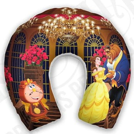 Almofada de pescoço infantil Bela e a Fera: Bela, Fera e personagens em um cenário de salão com lustre e flores.
