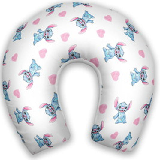 Almofada de pescoço infantil Stitch: Stitch e pequenos corações rosa sobre fundo branco.