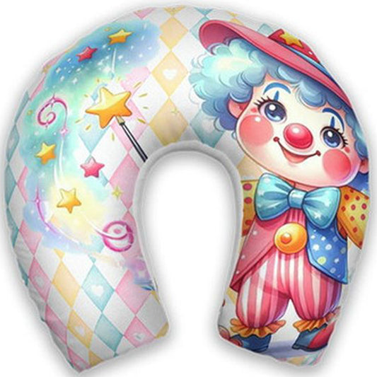Almofada de pescoço infantil Circo: palhaço, estrelas e losangos em uma composição multicolorida.