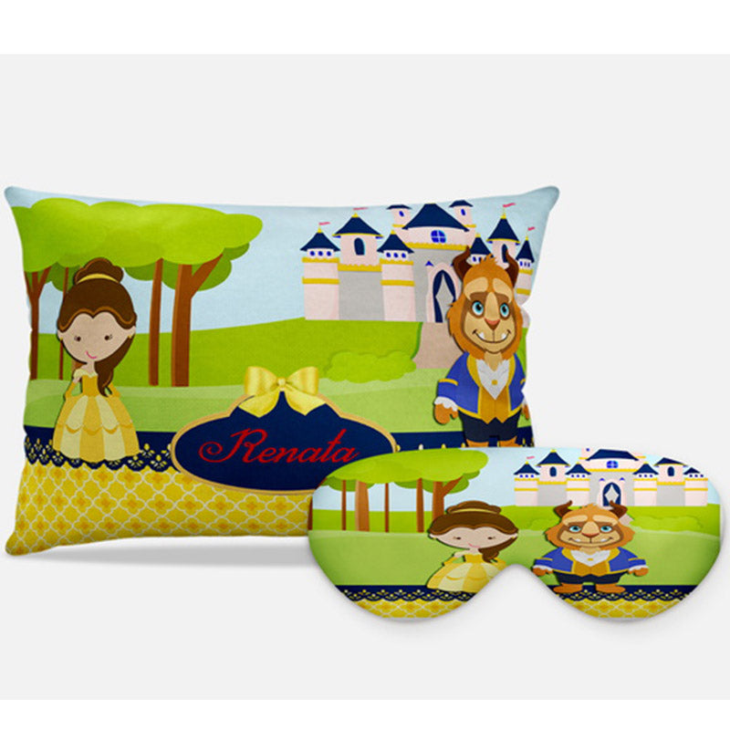 Kit A Bela e a Fera personalizado: almofada retangular e máscara de dormir, estampa castelo.