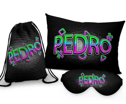Kit Gamer, preto com letras coloridas, com almofada, sacochila e máscara de dormir.