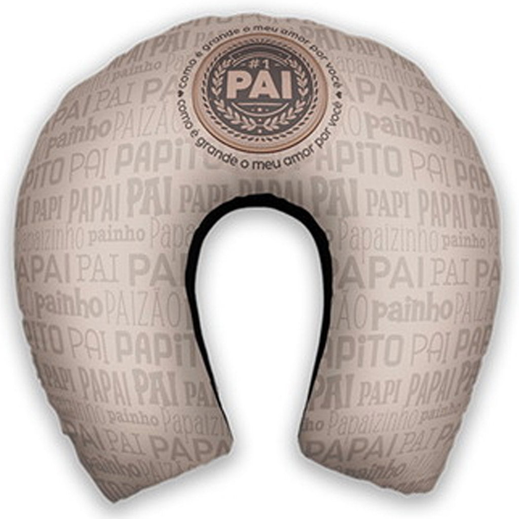 Almofada de pescoço adulto personalizada: estampa bege com palavras Pai, Paizão e Painho.