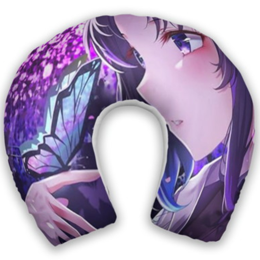 Almofada de pescoço infantil Shinobu: Shinobu, borboletas e composição em tons de roxo e preto.