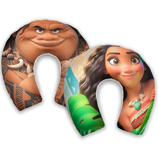 Almofada de pescoço infantil Moana e Maui: rostos de Moana e Maui em destaque, com personagem verde e detalhes tropicais.