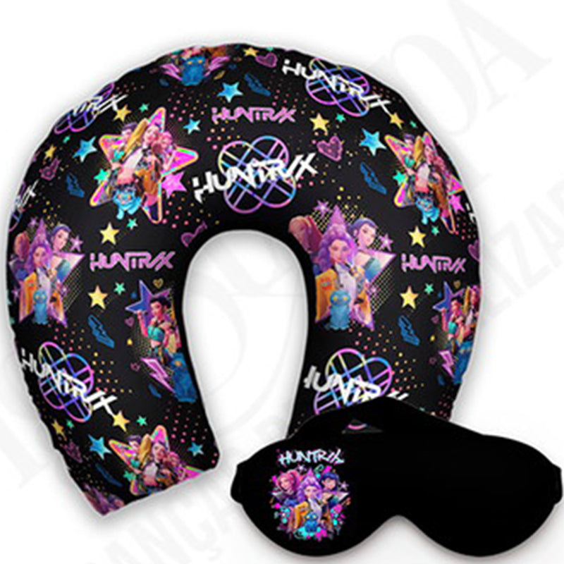 Kit infantil Guerreiras K-Pop: almofada de pescoço e máscara de dormir personalizadas, estampa preto.