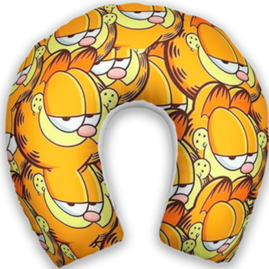 Almofada de pescoço infantil Garfield: repetição de ilustrações do Garfield em tons de amarelo e laranja.