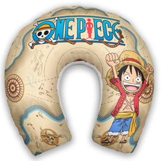 Almofada de pescoço infantil One Piece: Luffy, lettering do tema e desenhos de mapa sobre fundo bege.