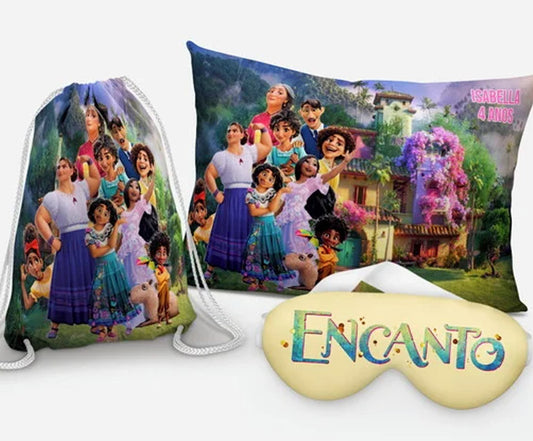 Kit Encanto, personagens e flores, com almofada, sacochila e máscara de dormir.