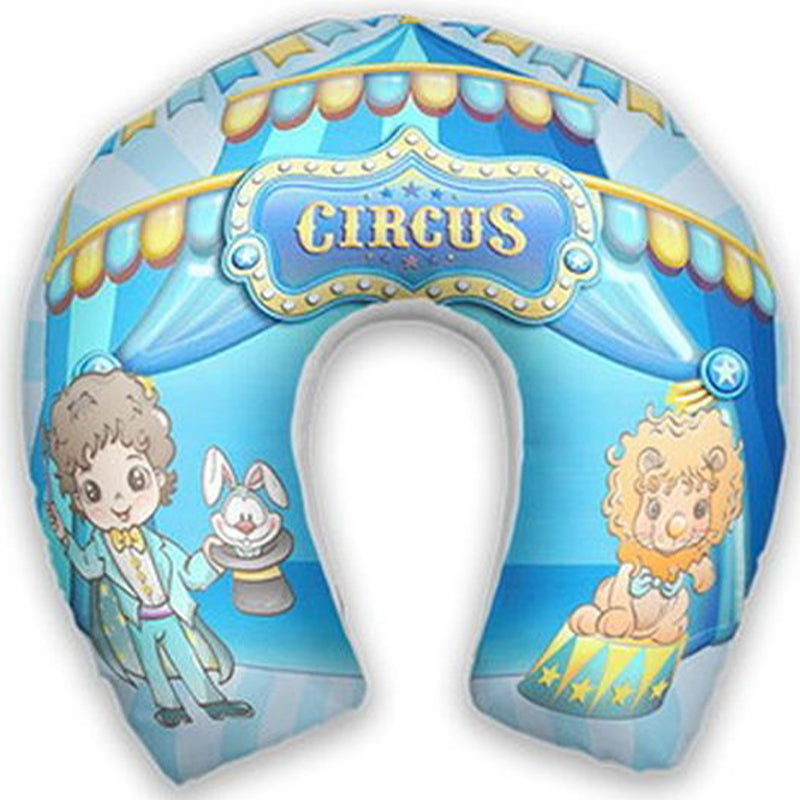 Almofada de pescoço infantil Circo: personagens de circo, cortinas azuis e lettering Circus.