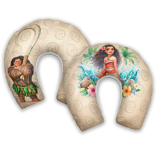 Almofada de pescoço infantil Moana: Moana, Maui, flores e elementos do tema sobre fundo bege claro.
