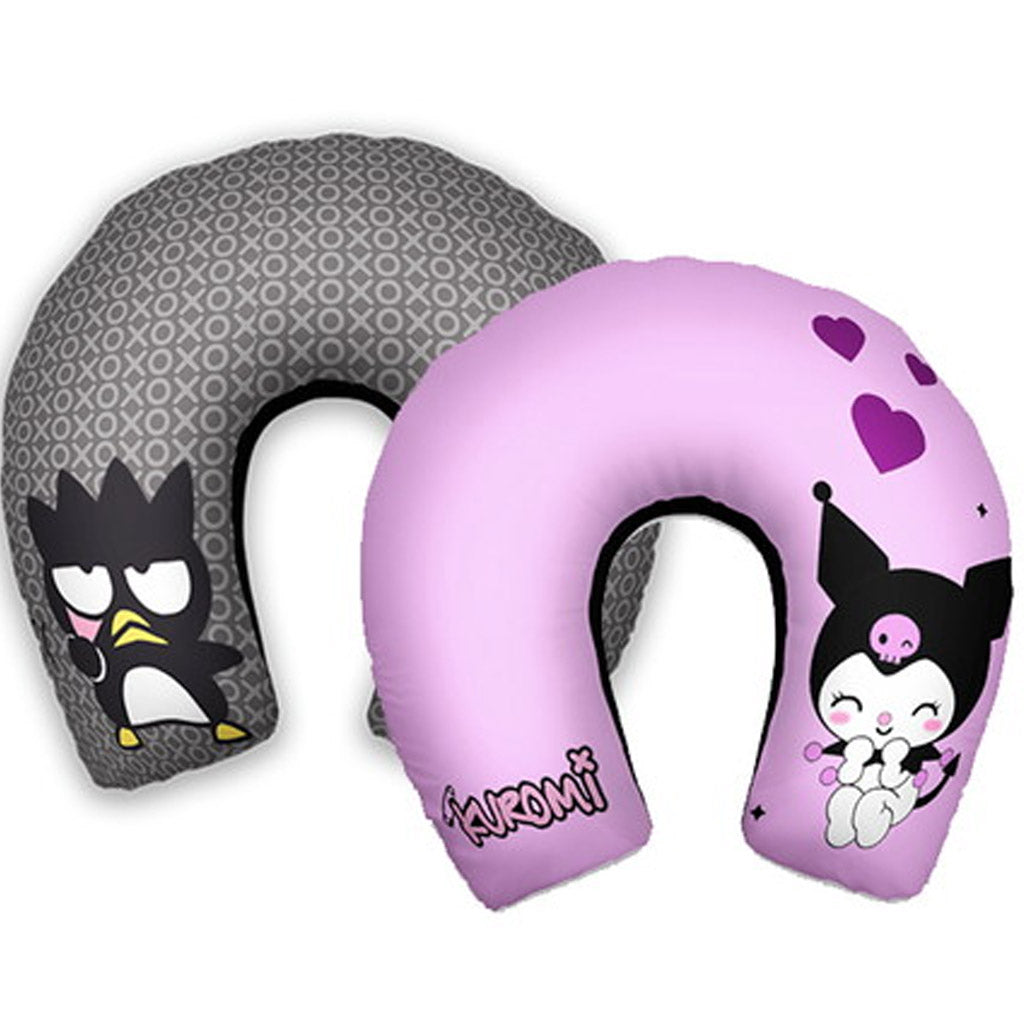 Almofada de pescoço infantil Kuromi: Kuromi em destaque, corações em área lilás e padrão geométrico cinza.