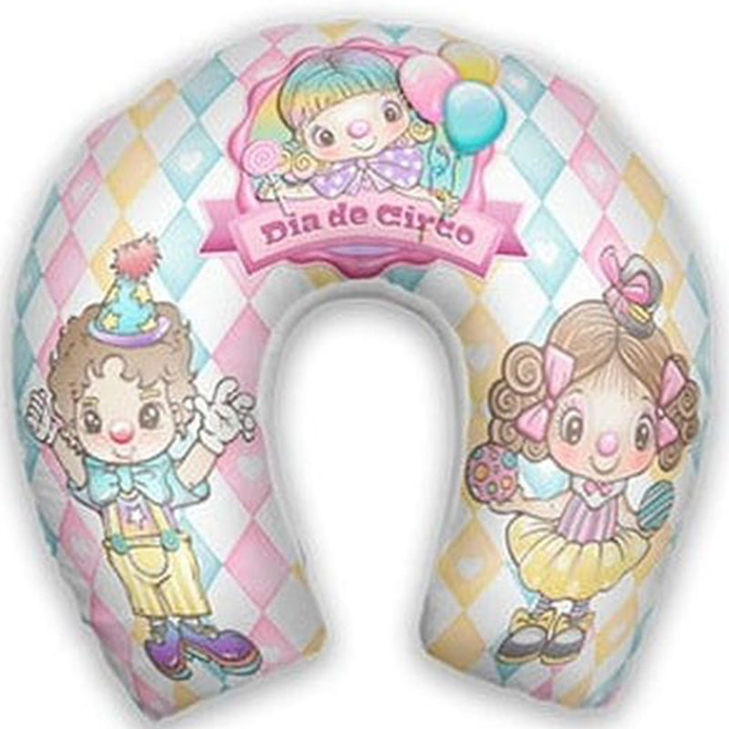 Almofada de pescoço infantil Circo: personagens, balões e losangos em rosa, azul e branco.