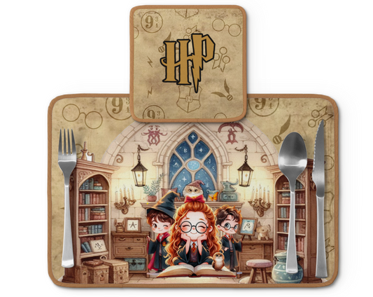 Jogo americano Harry Potter, biblioteca em tons bege, com porta-prato e porta-copo.