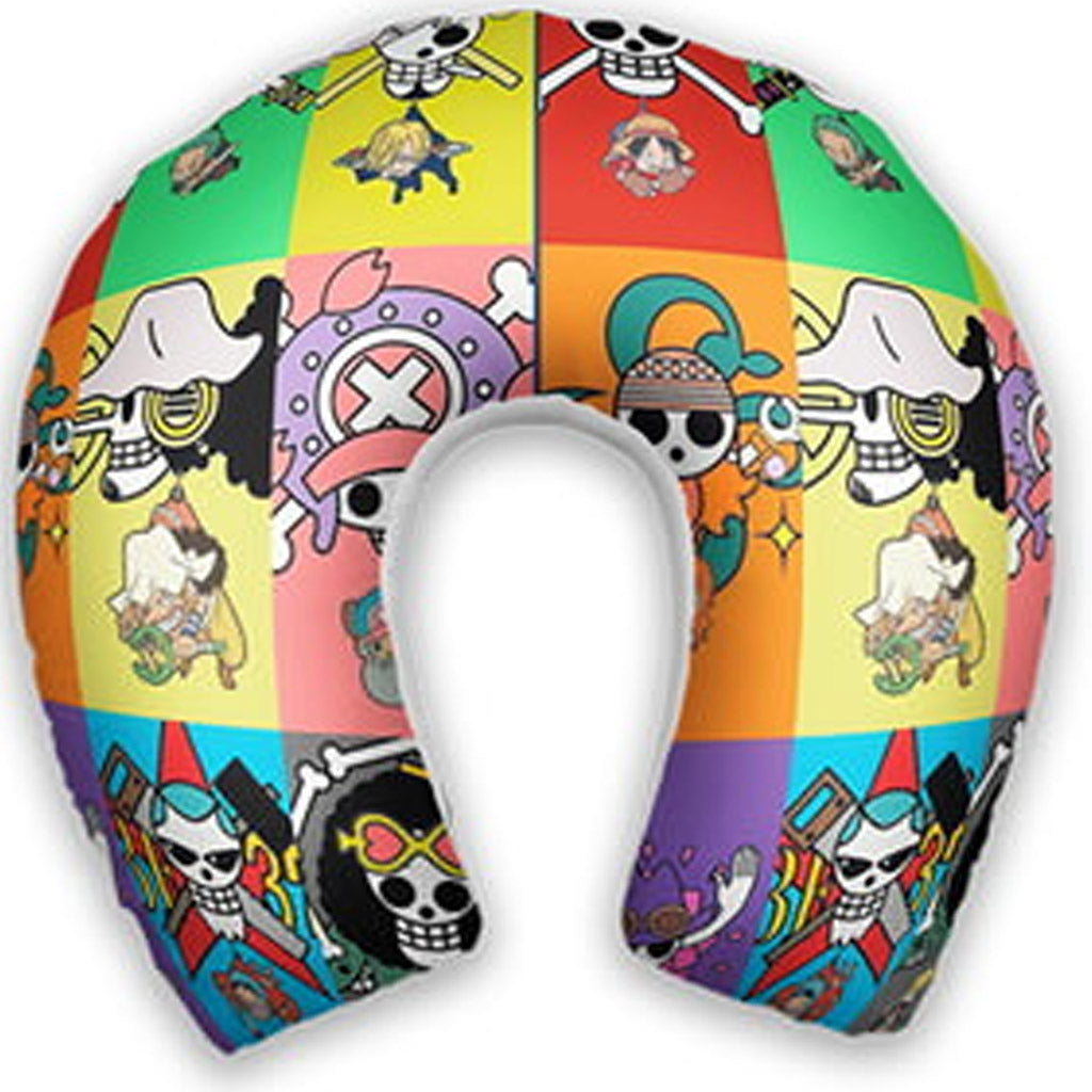 Almofada de pescoço infantil One Piece: personagens ilustrados em blocos amarelos, verdes, vermelhos e roxos.
