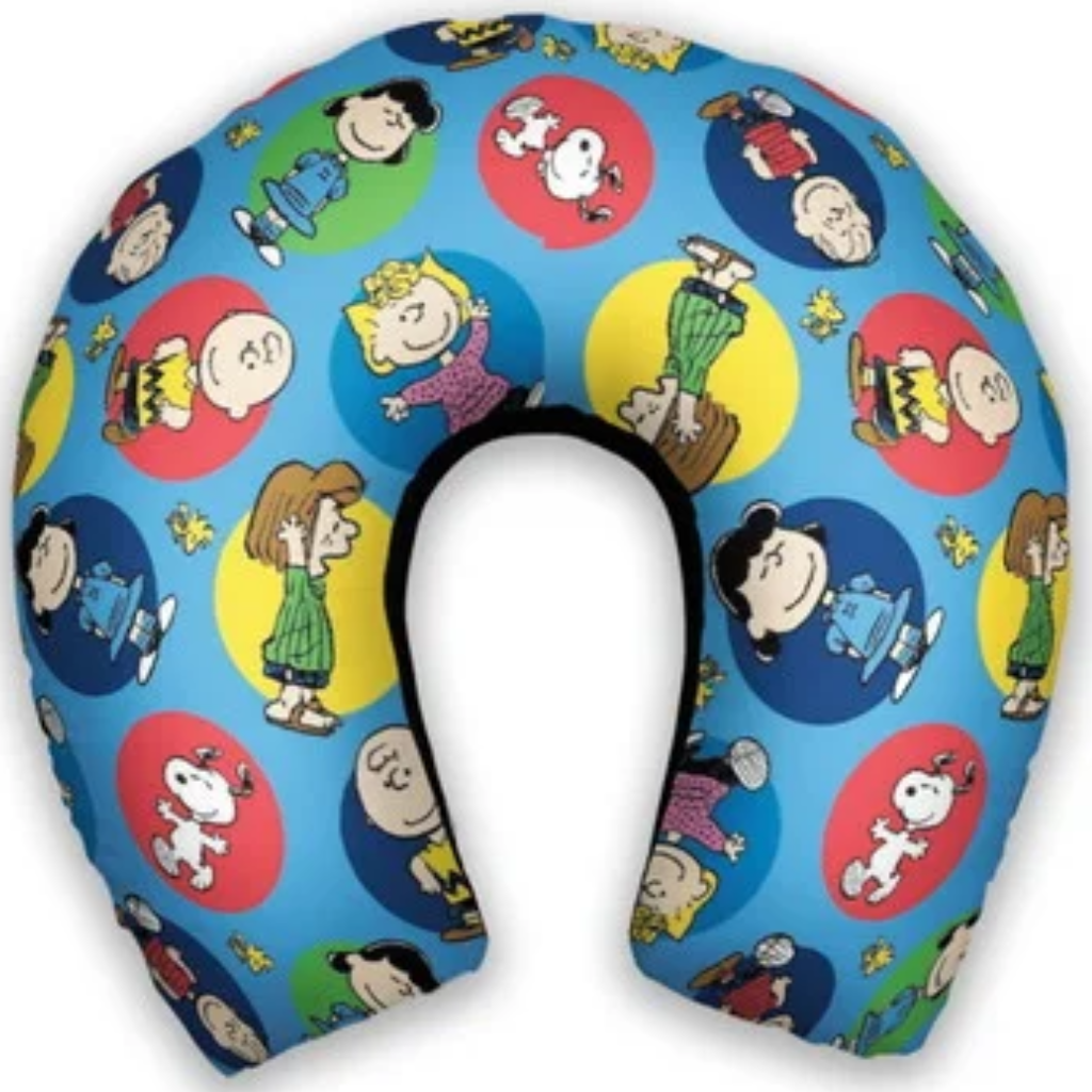 Almofada de pescoço infantil Snoopy: personagens em círculos coloridos sobre fundo azul.