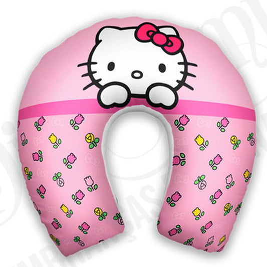 Almofada de pescoço infantil Hello Kitty: Hello Kitty em destaque e pequenas flores e personagens sobre fundo rosa.