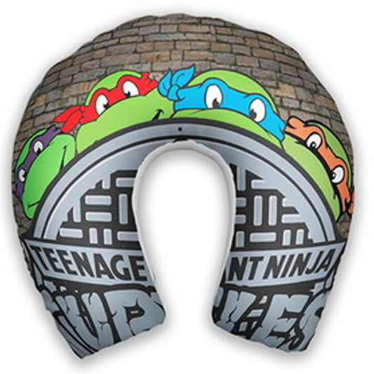 Almofada de pescoço infantil Tartarugas Ninja: personagens, parede de tijolos e lettering em áreas cinza e verde.